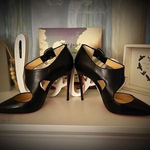 Christian Louboutin
Black Sharpeta 100 Nappa Shiny Sandals
Size: EU 35.5